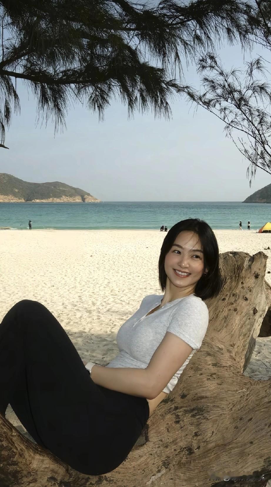 海边度假的美好时光，阳光、沙滩和微笑的我们！