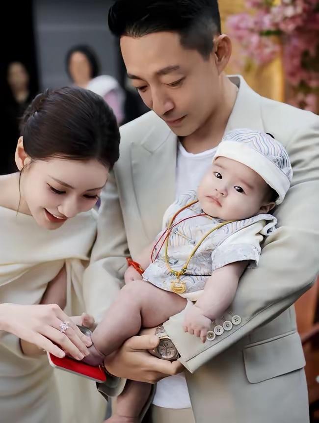 幸福一家人，真的是快乐，小梅的儿子真可爱了，小菲也很配合，一家人的时尚无法克制，