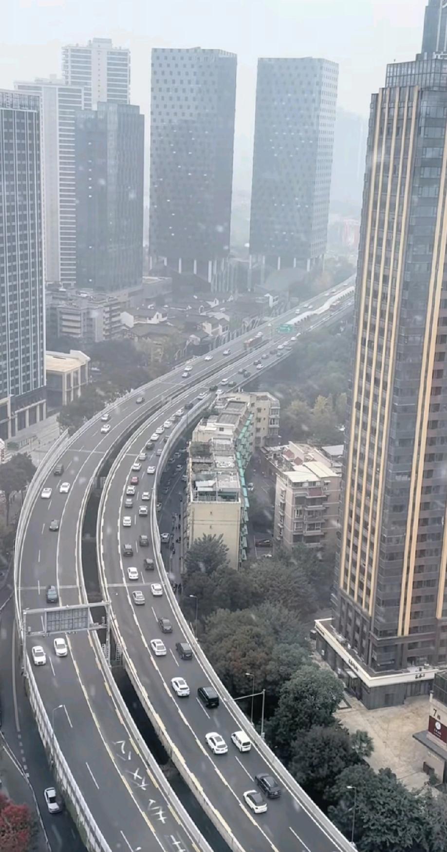 一网友赞成都人民素质高，说交通堵成这样也不开公交车道。底下网友锐评：不是成都人民