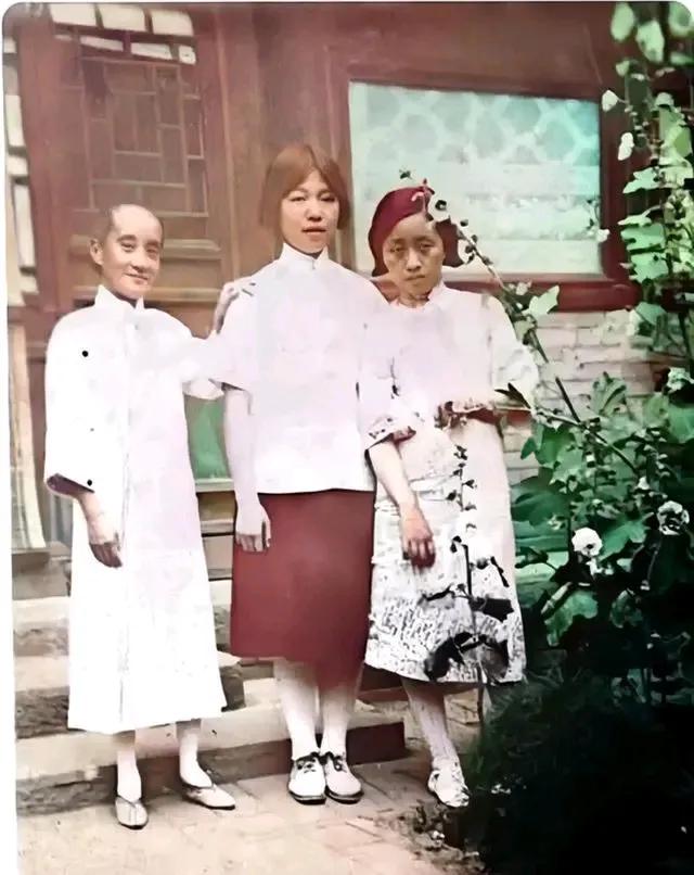 最左侧的女子，是鲁迅先生的原配妻子朱安。朱安身材娇小玲珑，透着南方女子的灵秀