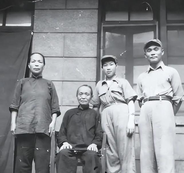 1949年，一个解放军军长回家探亲，亲娘就在眼前，他却装作不认识，还撒谎说：大娘