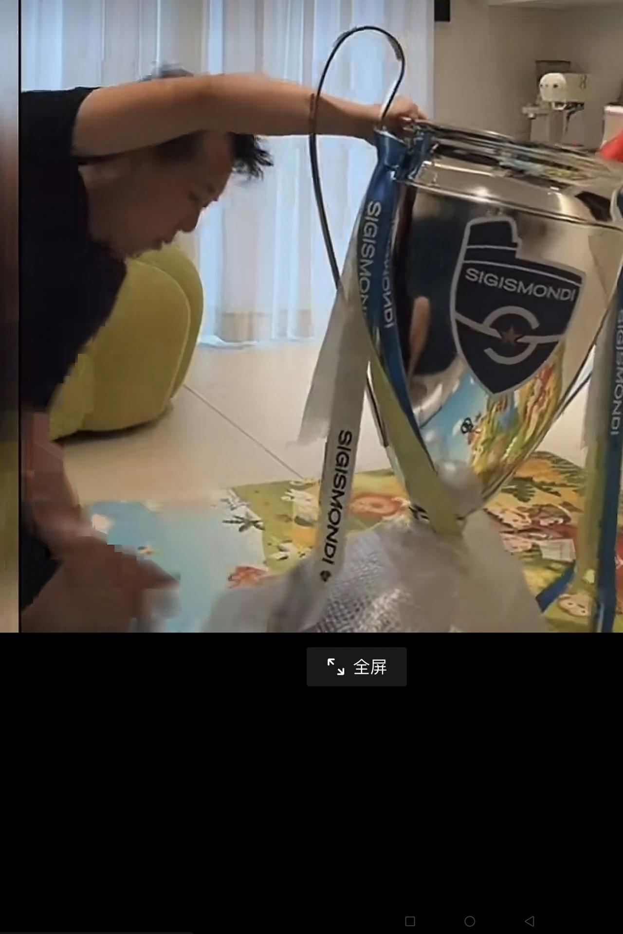 中国足球小将获得的冠军奖杯明天要回国了！看看温州王老板及妻子今天从意大利发回的