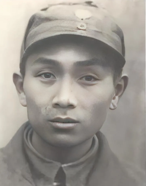 1940年，新四军政委张体学外出侦察时，被日军发现，敌人立即追了过来，他连忙向一