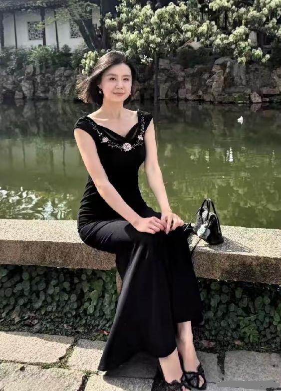 这位身材苗条端庄、容貌超级漂亮的阿姨，曾是某企业的财务科长，目前刚刚退休，退休金
