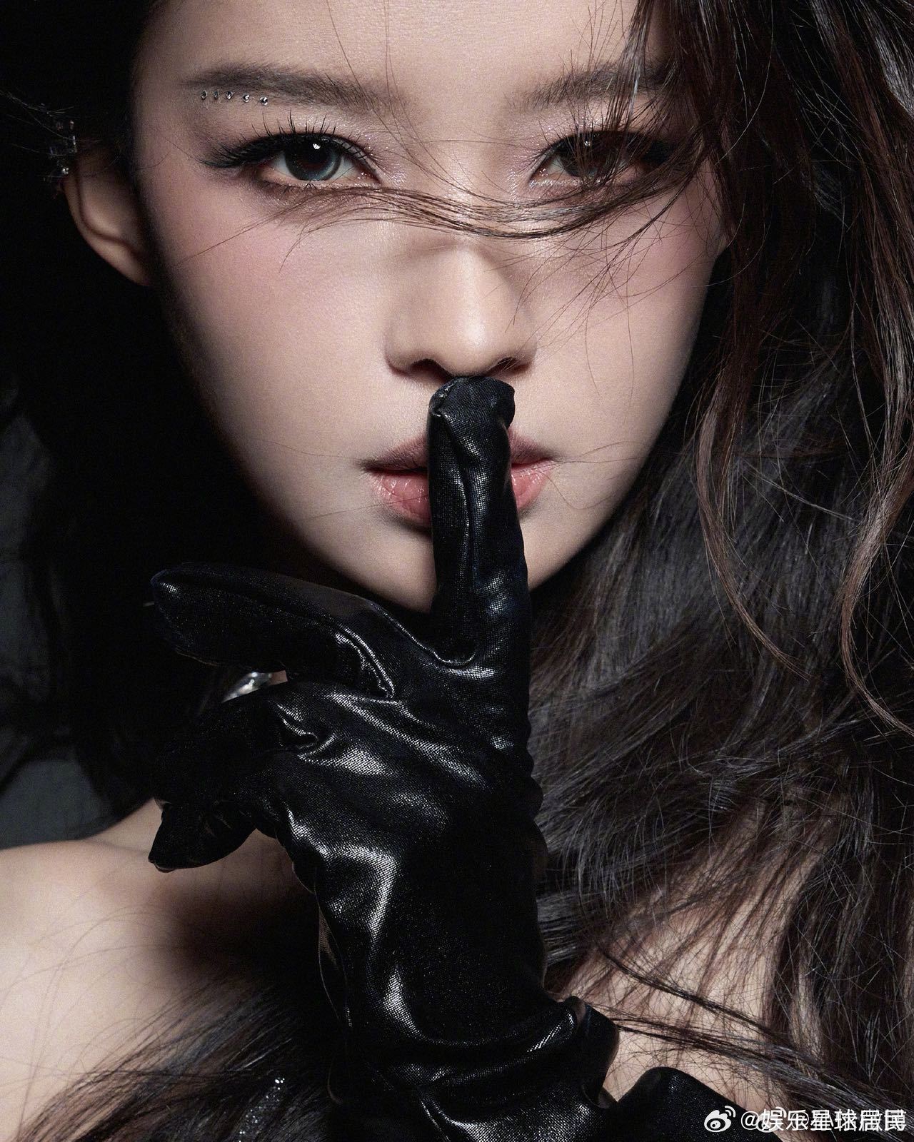 孙怡乘风2026初舞台造型乘风2026妆容造型氛围感满分！小烟熏放大眉眼魅力，碎