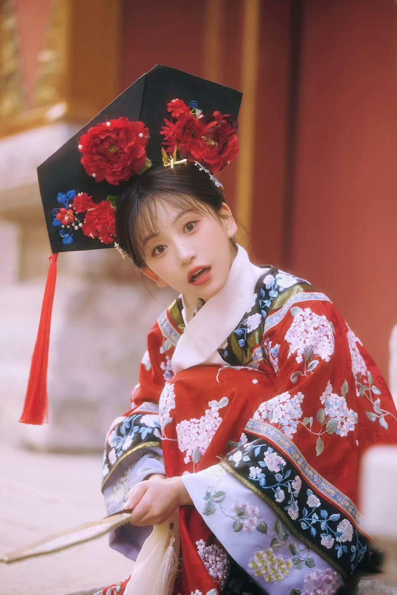 短剧还珠小燕子回应眼睛不够大短剧还珠金子璇版的小燕子眼睛没有原版的大，却通过极