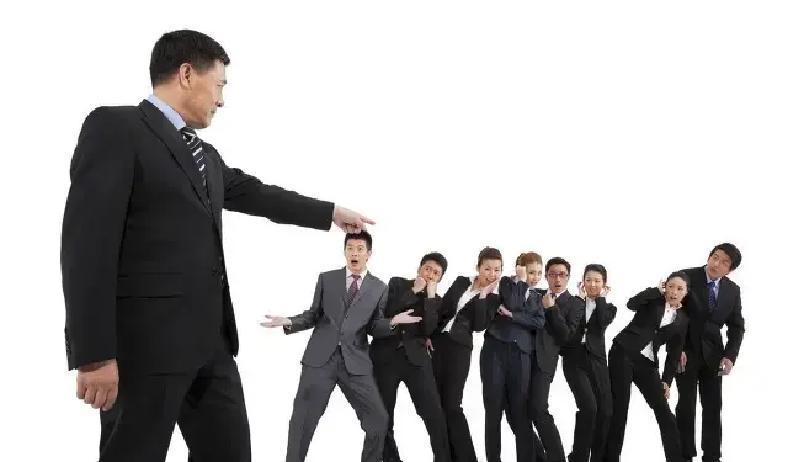 办公室里突然被领导劈头盖脸一顿骂，全场安静盯着你，那一刻尴尬到想钻地缝，很多人瞬