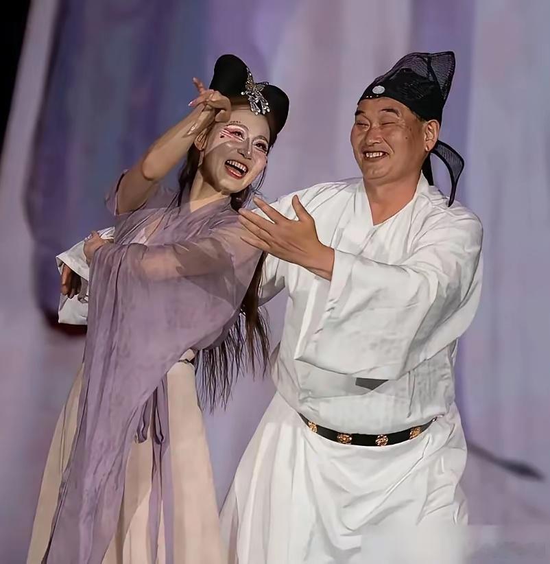谁能想到大衣哥朱之文跨界登台演绎古风剧目，画面一出来直接戳中网友笑点。一身素白古