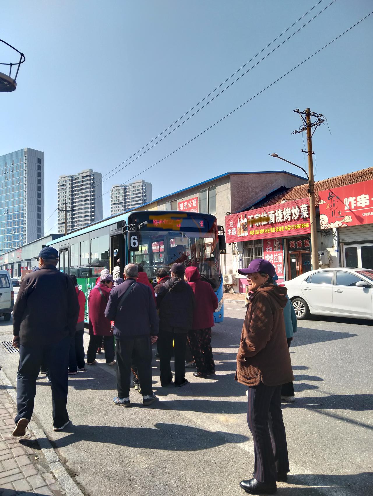 公交车呼的上来二十多个乘客，一块钱也没有收到，全是免乘车费的老头老太太，来上参加