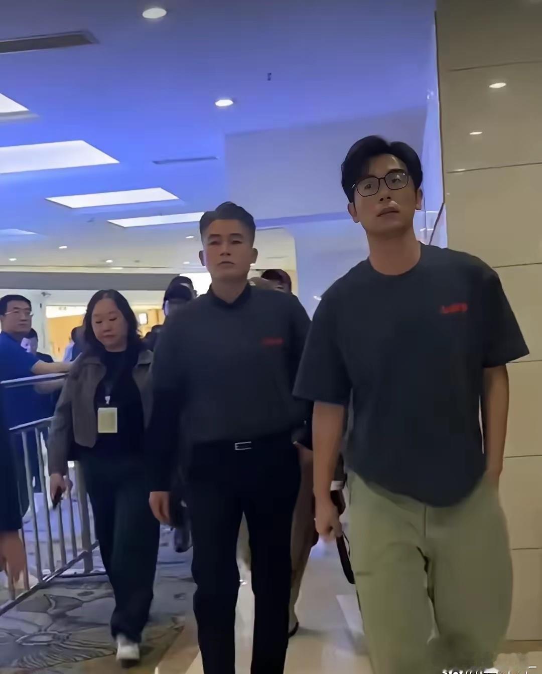 欧豪这‌是‏咋回事‎？跟朱亚文站‎一块‎⁠儿﻿‍，反而⁠显得比﻿朱亚文还‏老成﻿
