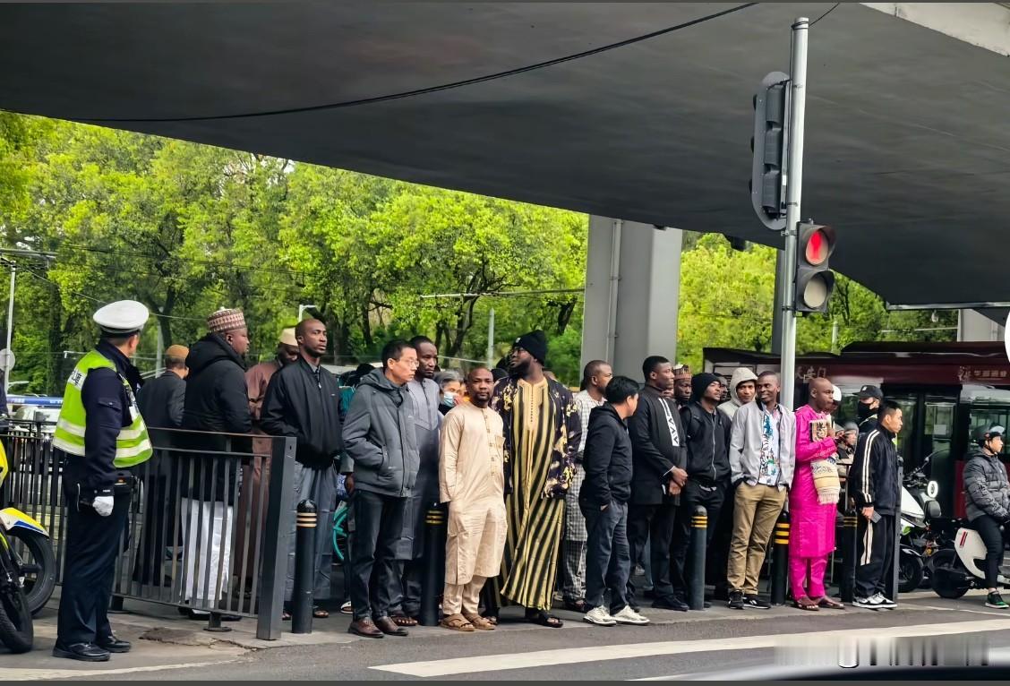 广州街头一个十字路口怎能都是黑人啊，黑压压的一片，让人误以为去非洲了[捂脸哭]