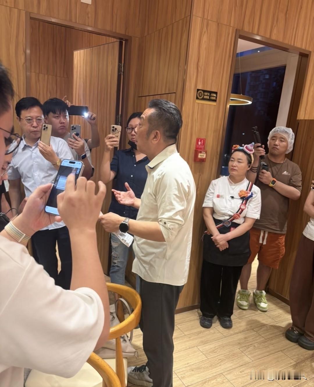 西贝本想2026年上市，成功了市值可能上千亿，现在却因预制菜争议受重创。贾国