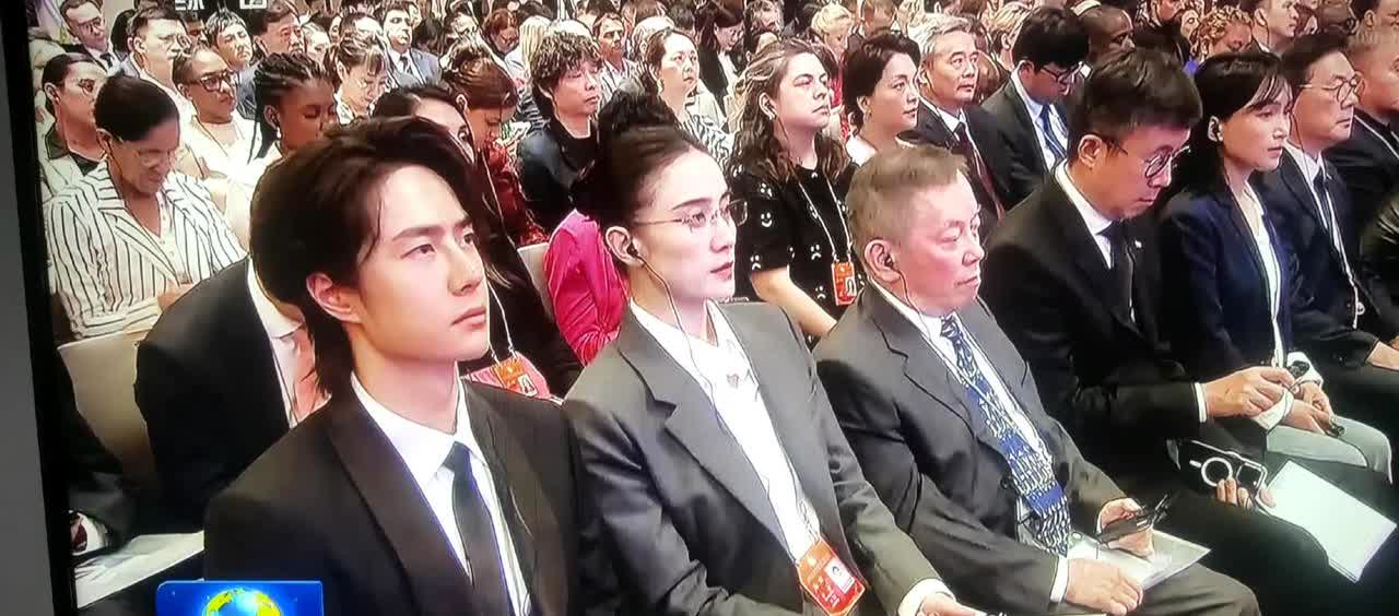 王一博就这么水灵灵的出现在了新闻联播里，太正、太年轻、太漂亮的一张脸了，一遍又一