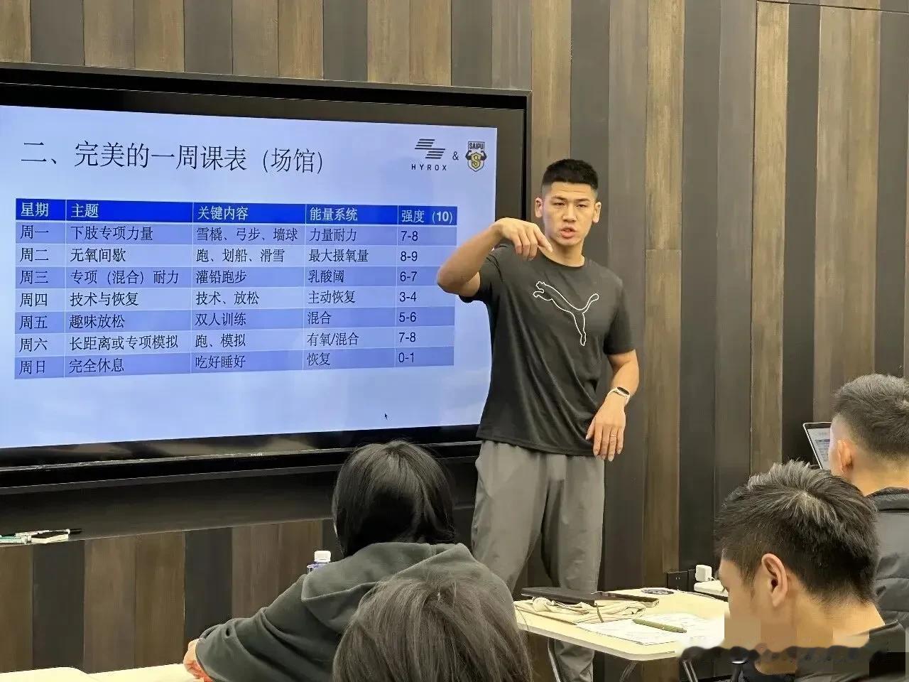 一看就是体育老师吧，看他身材，看他体格，绝对实力强啊。年轻帅气的老师正在给学生上