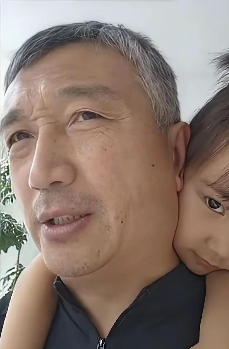 这哥们81年出生的，去幼儿园接孩子，老师竟然叫他爷爷，真是丢人丢到家了。长相显