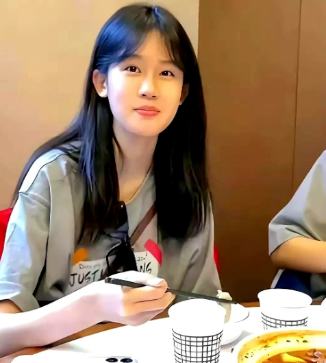 别不信找老公真的不能找丑的！你看陆毅家闺女贝贝，那长相真是挑着爸爸的优点