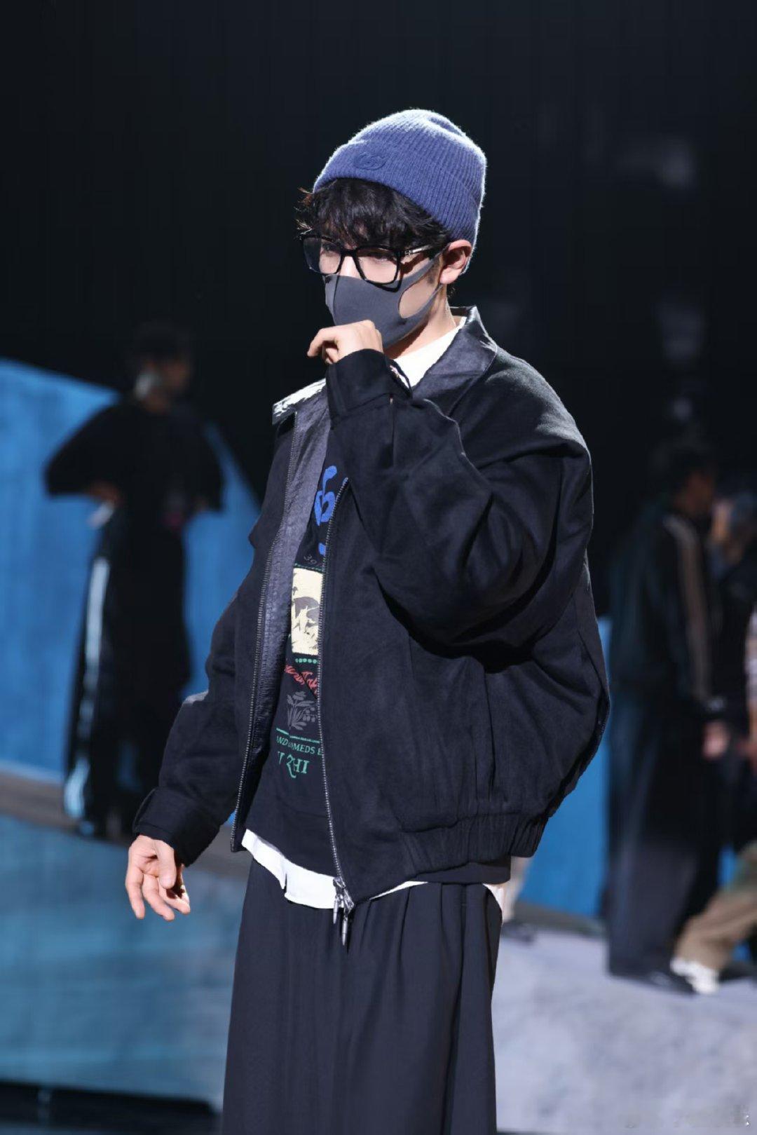 肖战卷毛梦回机场神图肖战梦回机场神图明星跨年出图，好百变的肖战，拥有肖战就同时拥