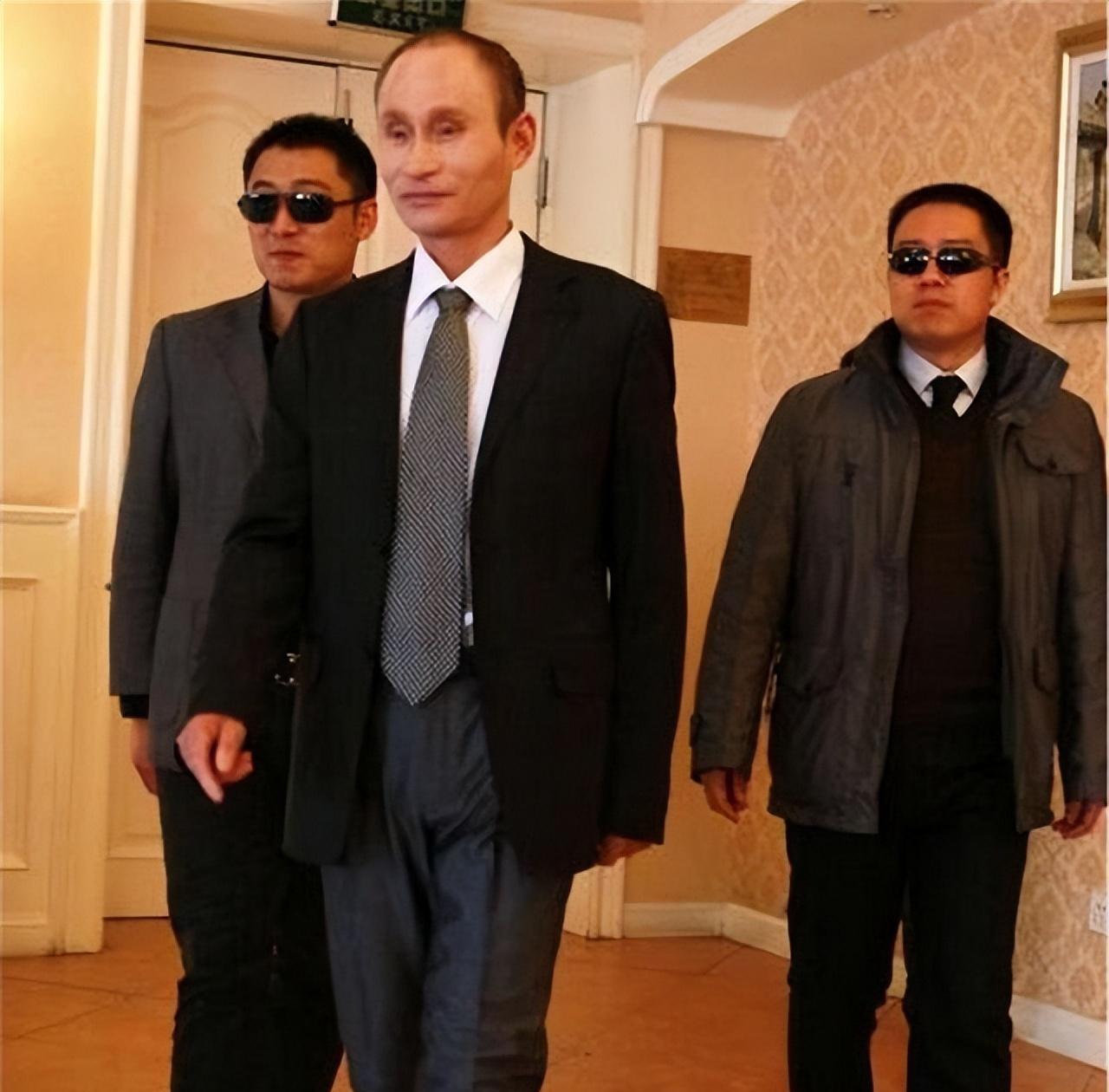 2011年，安徽48岁光棍因长相酷似普京而一夜爆红，被俄罗斯富婆疯狂追求，他却表