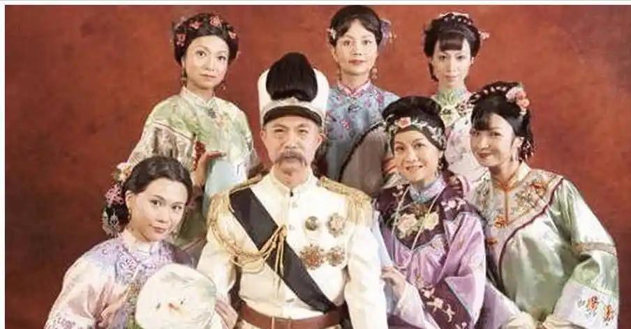 袁世凯有一妻九妾，一辈子生了32个孩子。为了撑住身子，他每顿饭都要往汤里撒鹿茸粉