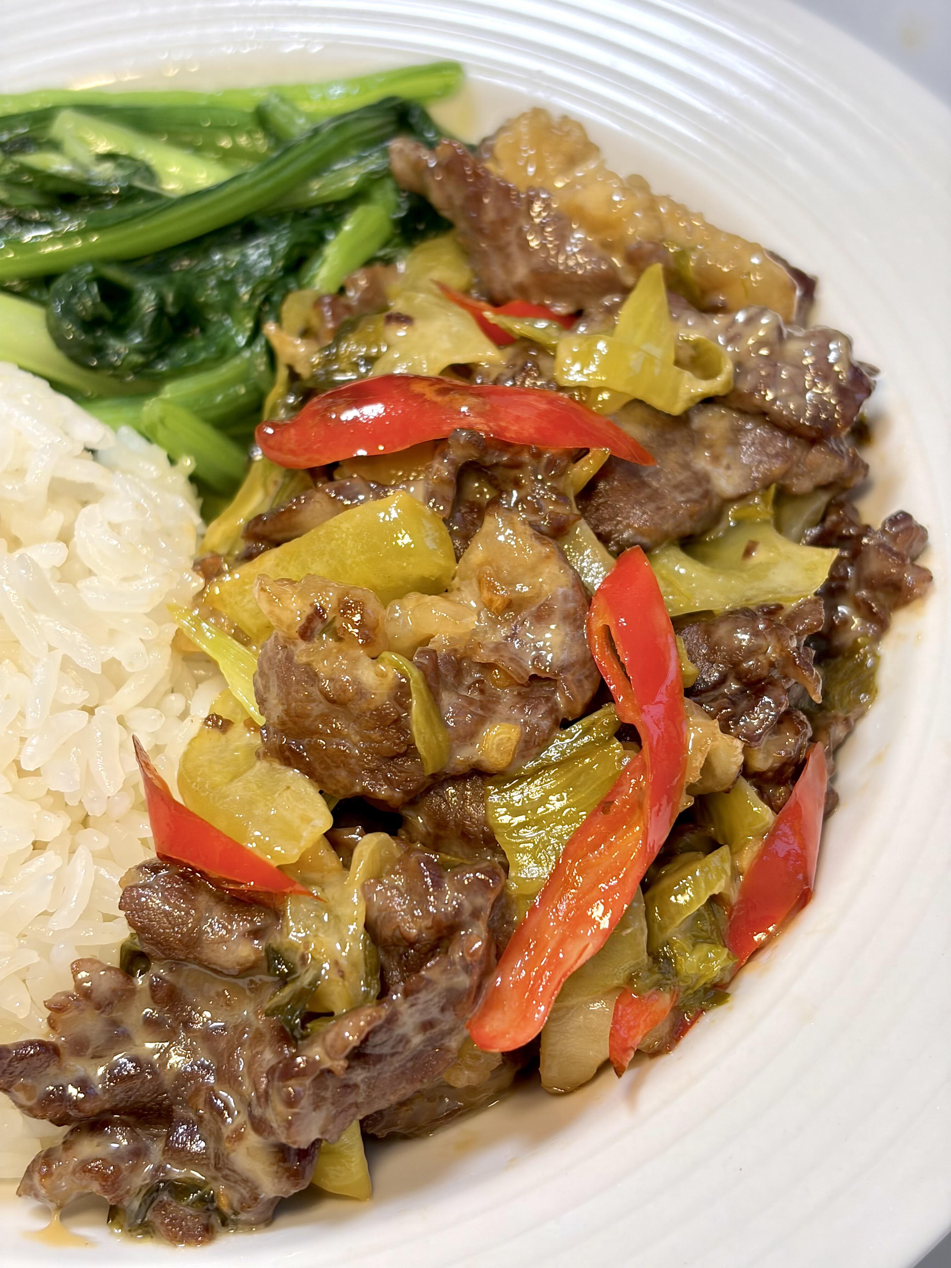 家人们谁懂啊！10块钱就能解锁的下饭天花板，就是这道酸菜牛肉盖饭，一口入魂，香到