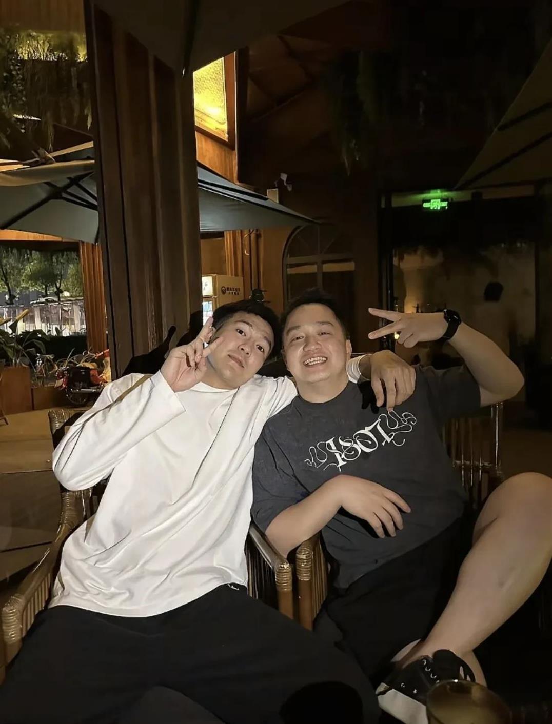 黄荣奇：祝你自己想成为自己的榜样！昨晚深夜，广东队球员黄荣奇更新个人社媒，晒出