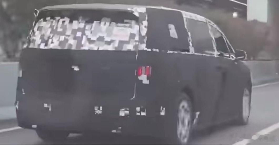 尊界MPV谍照曝光前后都是竖灯，应该挺尊的