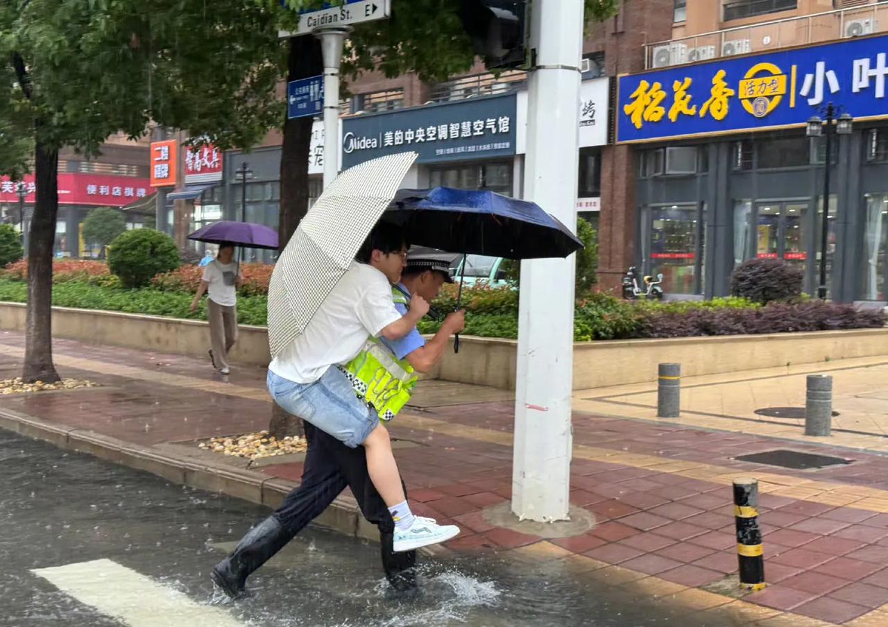 6月8日，高考的第二天，武汉下着大雨。清晨7点时分，在武汉汉阳一中的考点前出现了