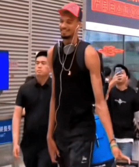 文班亚马撤退了，这鹤立鸡群的身姿，实在是特别这哥们儿在NBA里一直是个另类你发