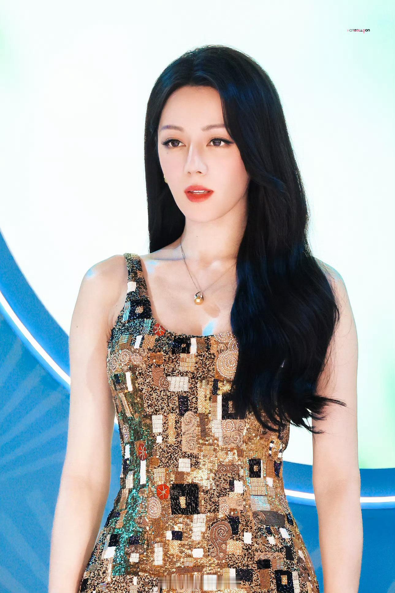 迪丽热巴金色吊带闪片长裙古希腊掌管亮片的神blingbling的衣服衬得