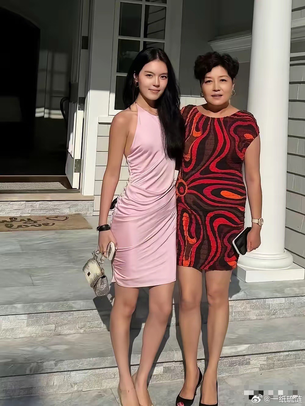 李咏的遗孀哈文和女儿，晒出了在美国生活的照片。娘俩都打扮的非常正式，应该是去出席