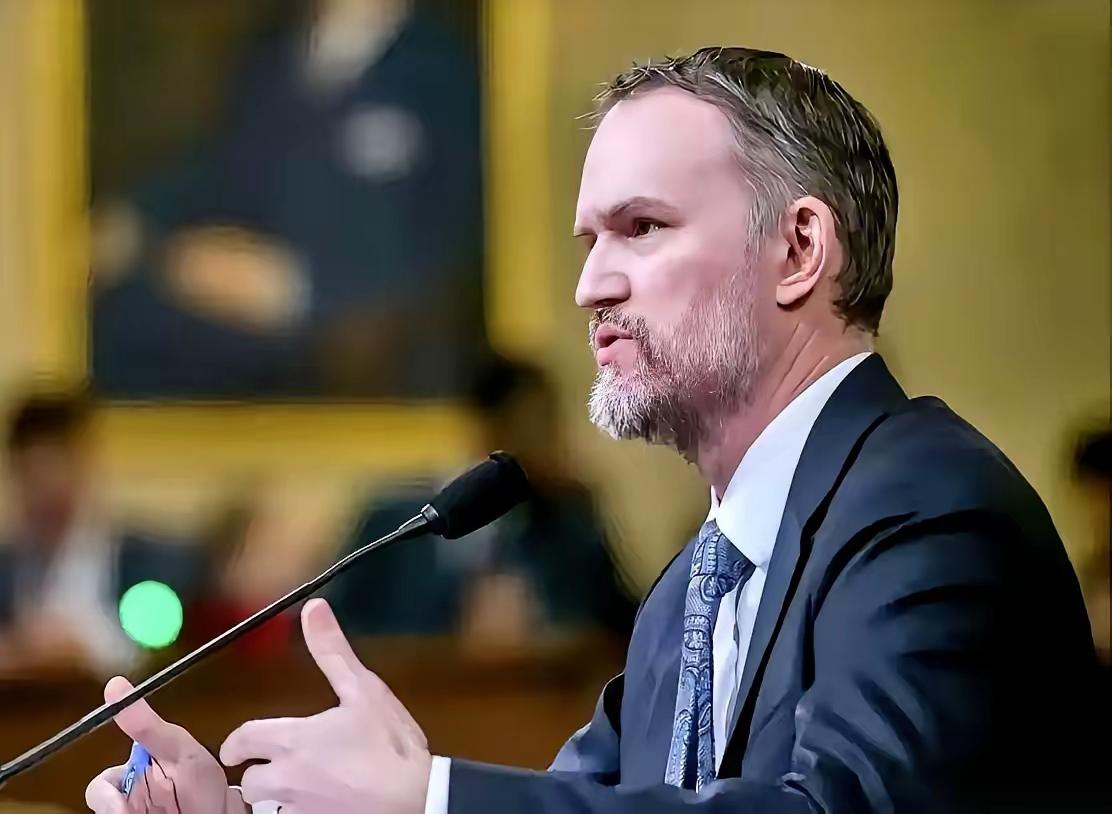 美国贸易代表格里尔，对着媒体的镜头，扔出了一句实话。他说：“我们放弃了。”“