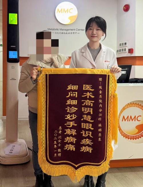 2025年，上海一女子在陪母亲去瑞金医院嘉定院区复查糖尿病时，不料负责问诊的女医