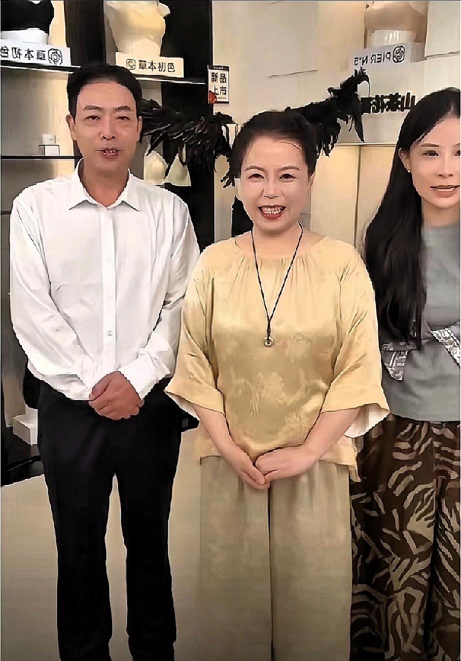 许敏的一句“家人们想看我，我就多播”，把直播间的温度瞬间拉满。可“忙起来就忘了