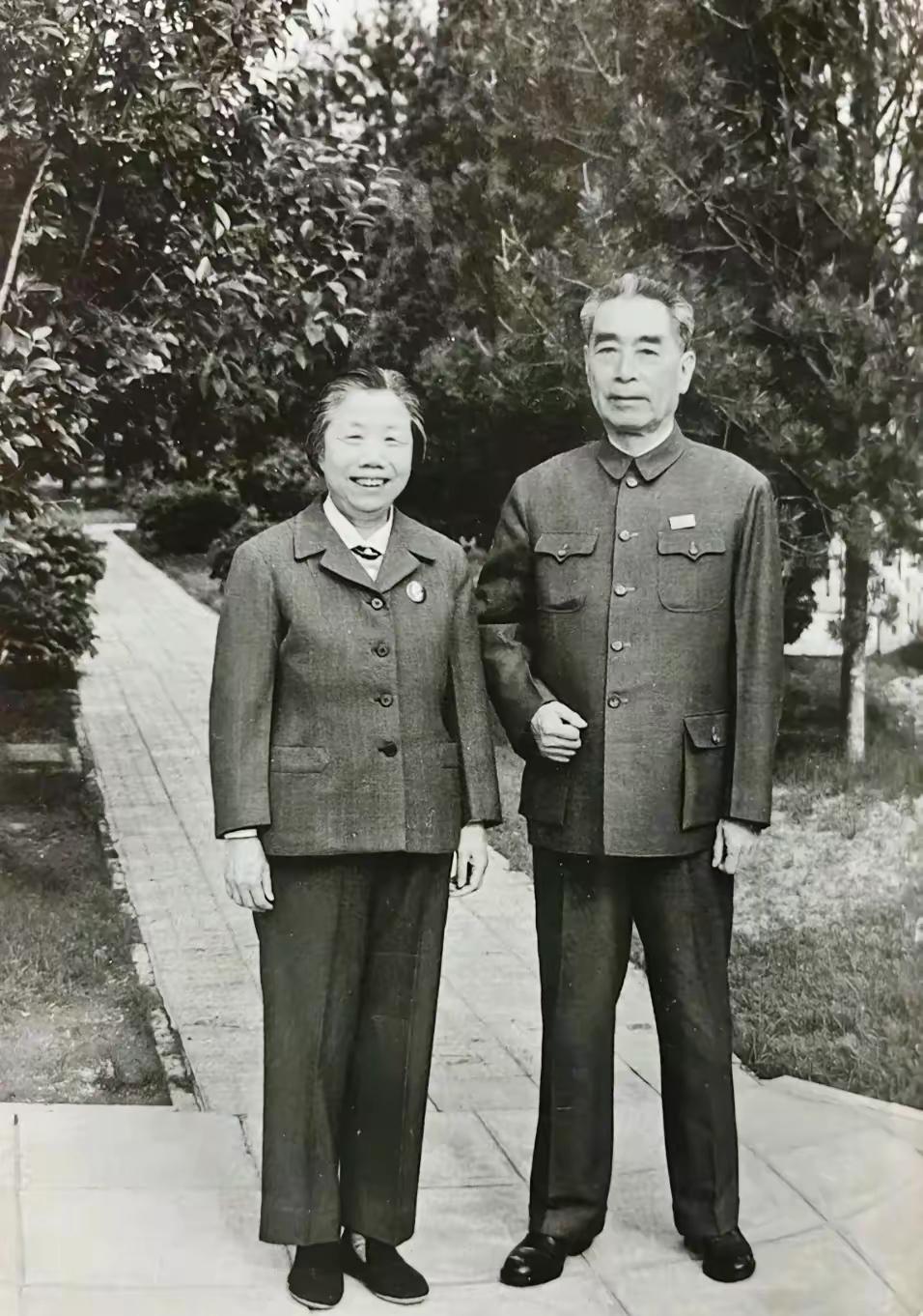 这是周总理和邓颖超奶奶晚年时的真实样貌，都看看吧，俩人志同道合，情深义重，爱情的