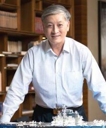 1996年，贺鹏飞得知乌克兰要按照废铁的价格处理航母“瓦良格号”。那时候中国