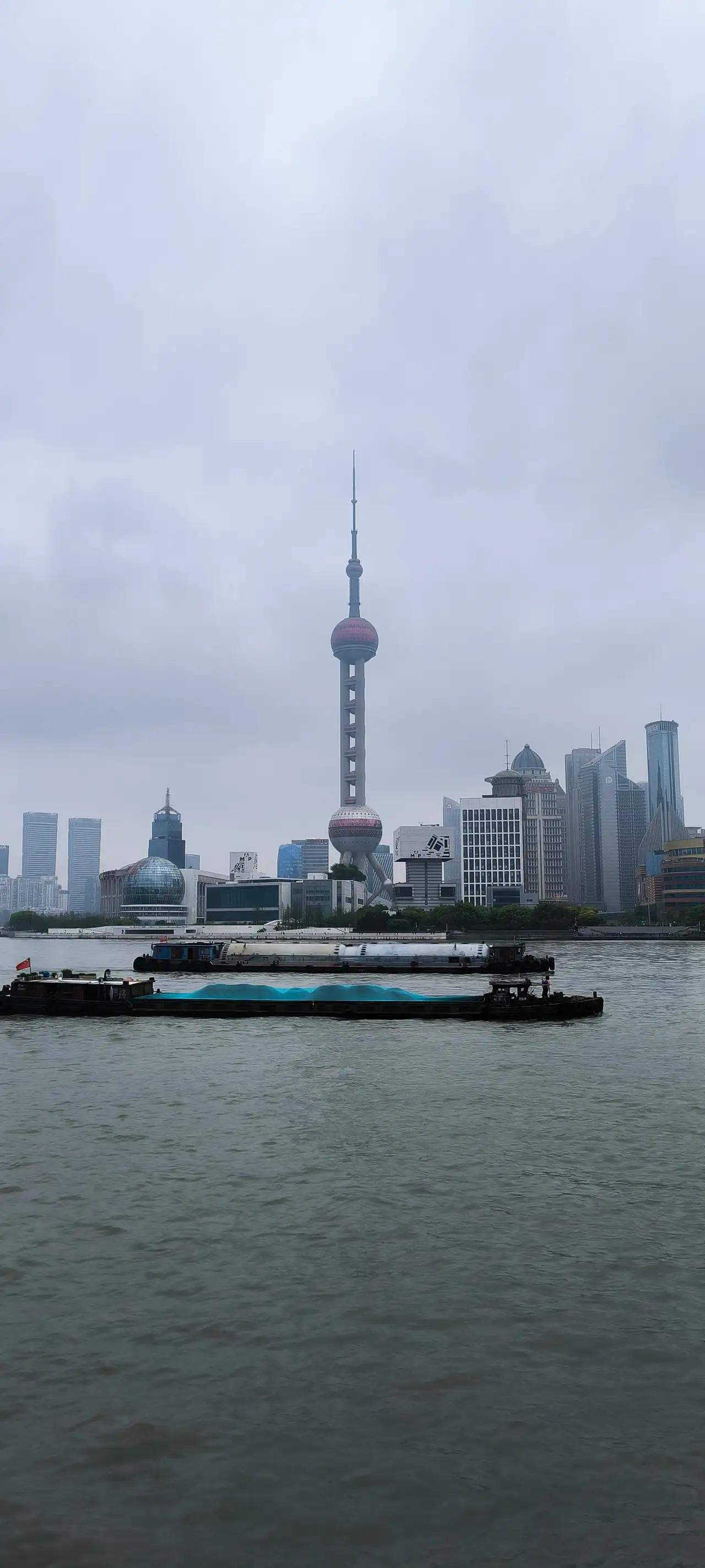 刚从上海回来，说实话心里挺不是滋味的。上海外滩那边，外国旅游团一个接一个，举