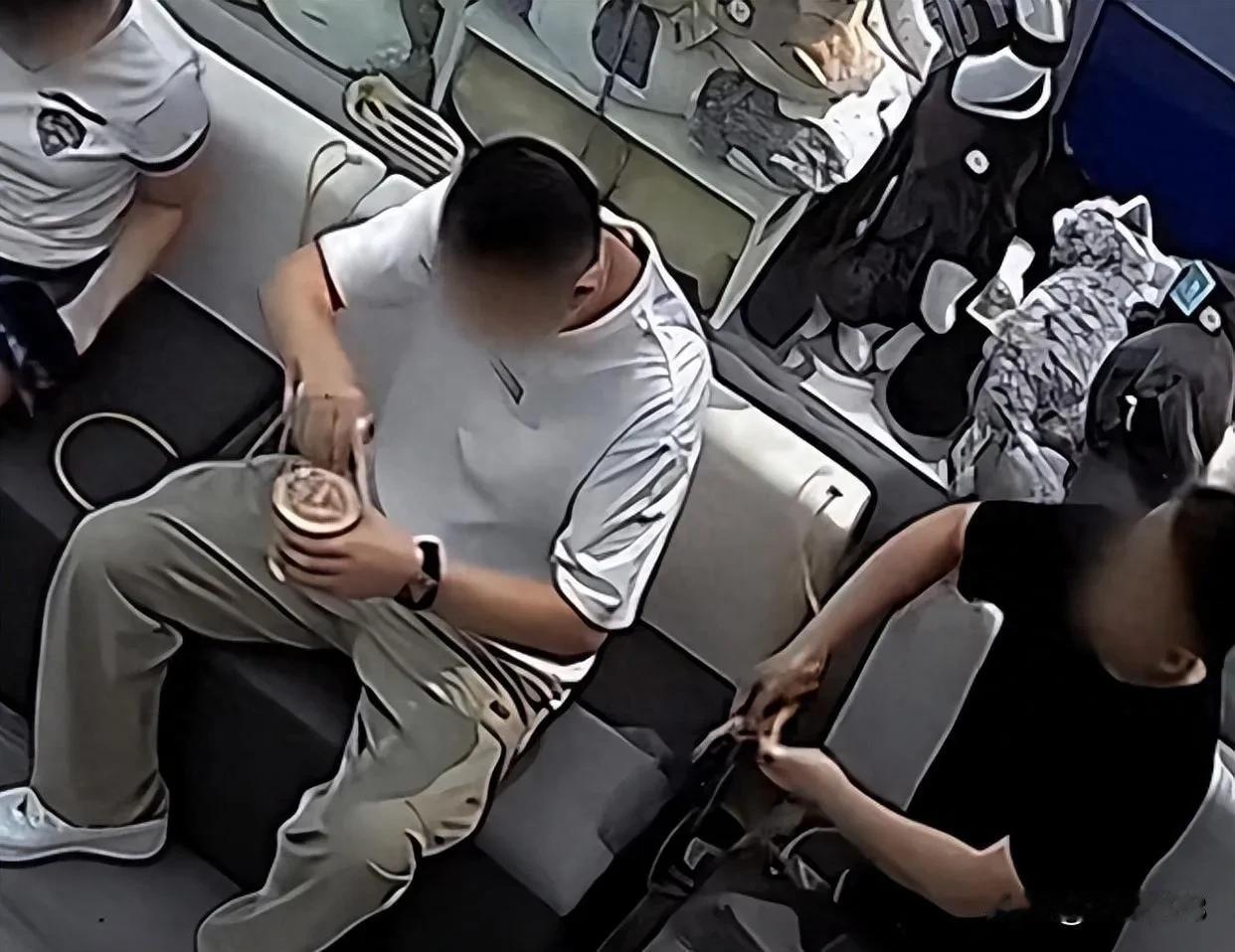 扯断充电线后续，男的说是老板踢凳子的时候吓到他了，他生气就把数据线拉扯坏了。那
