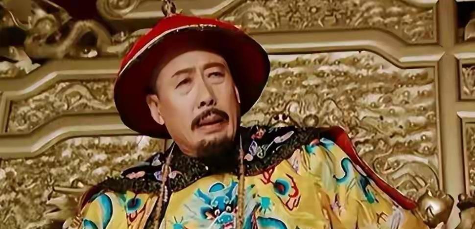 90岁的老艺术家焦晃，活得特别有风骨。他一天要抽五包烟，家人医生都劝不住，和小3