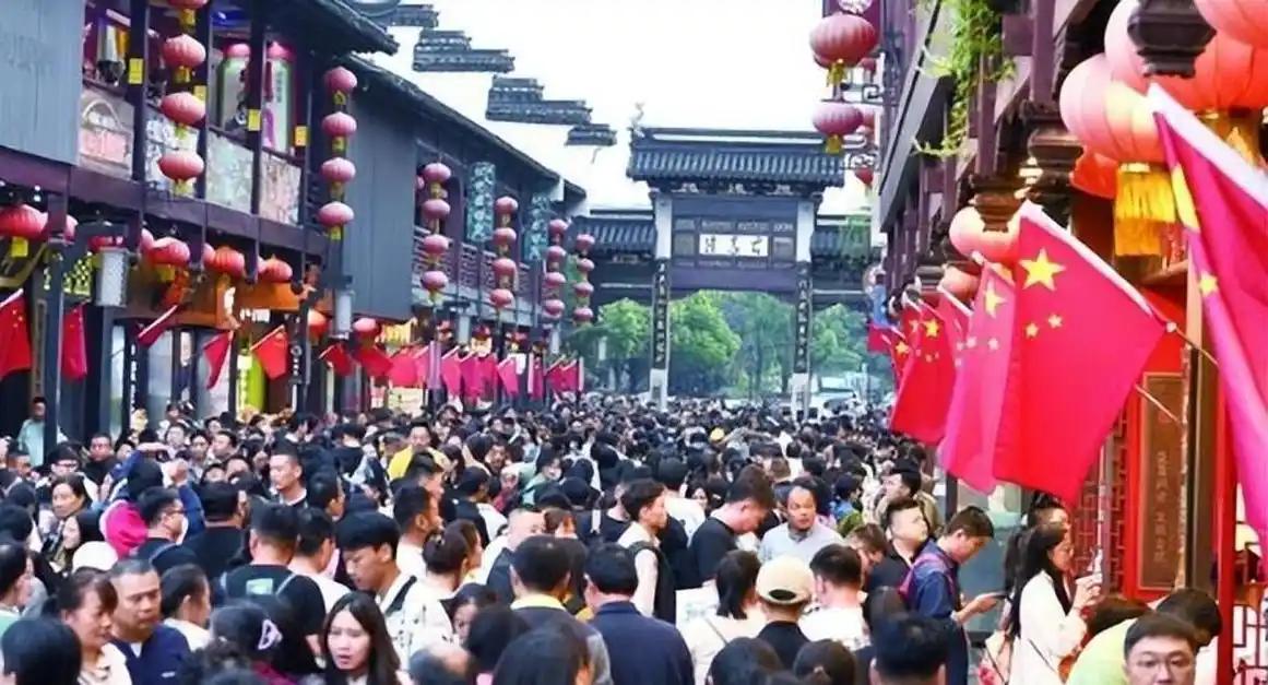 旅游五分钟，拍照两小时！你是如何被景观社会“献祭”的？ 如今，随着全国的旅游
