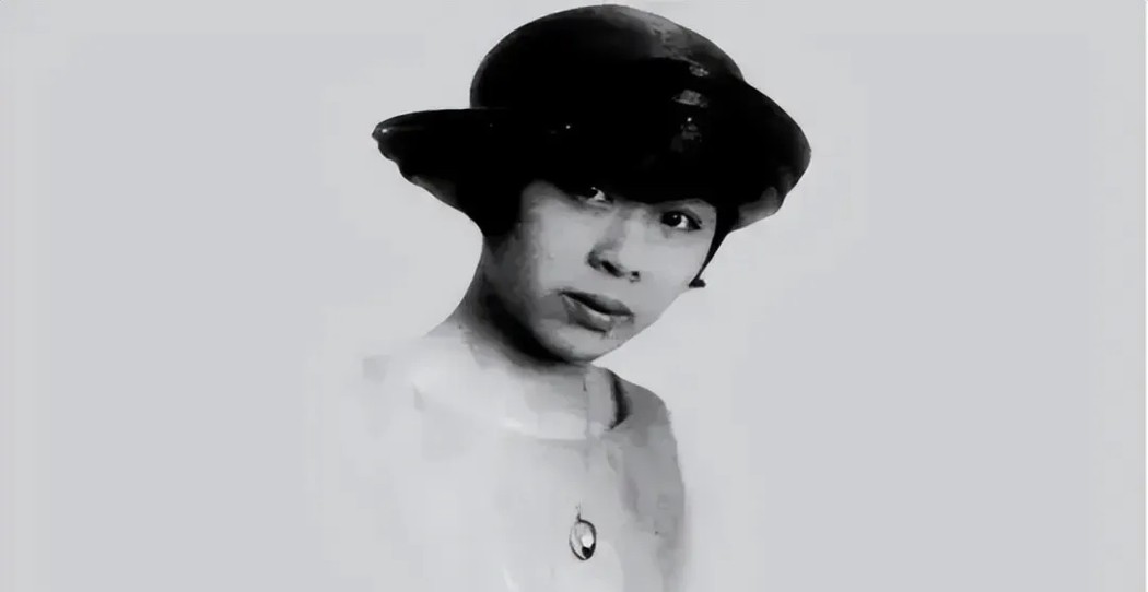 1931年凌晨两点，张幼仪半睡半醒间听到急促的敲门声，打开门一看，来人给她递了一