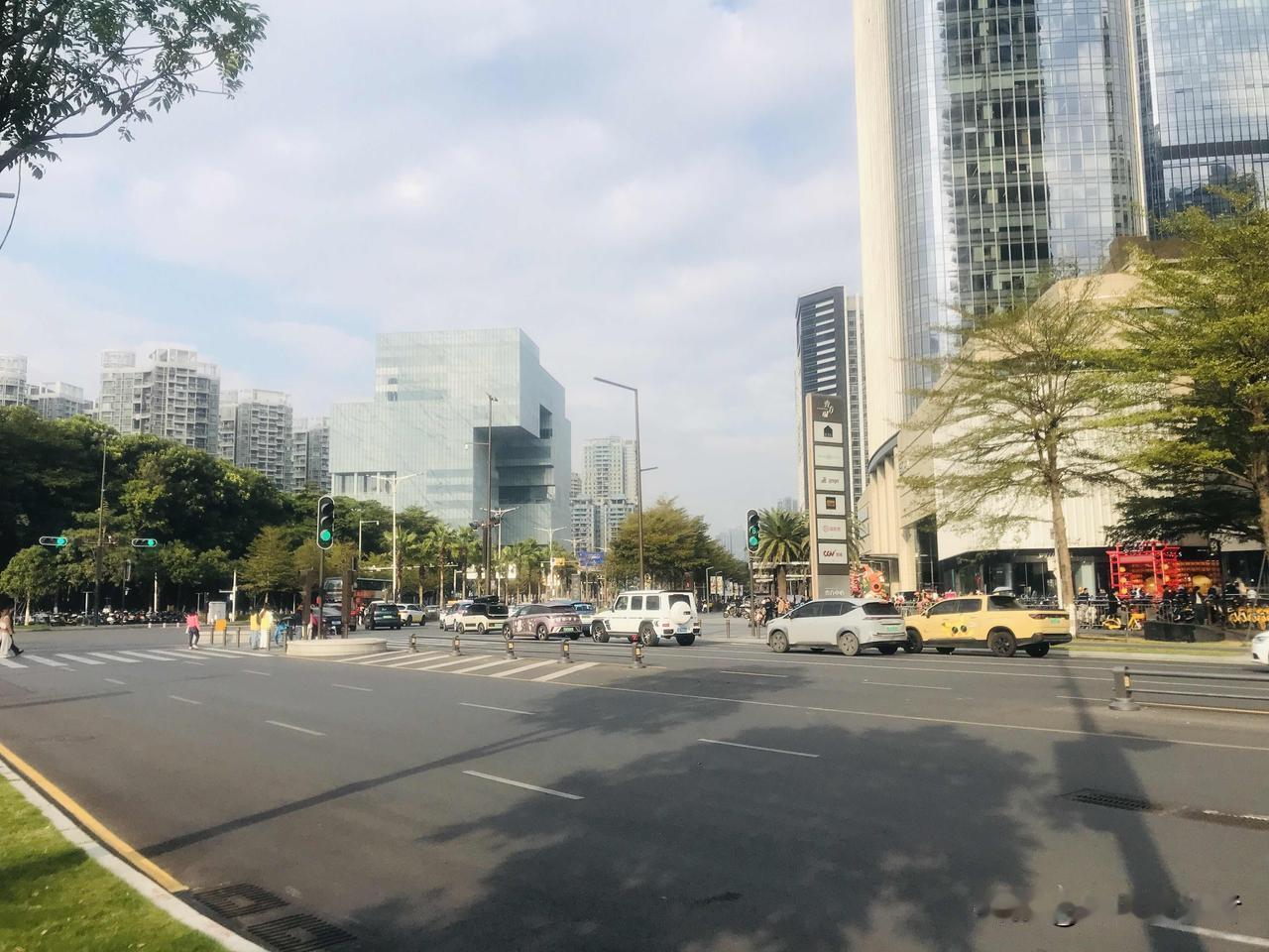 “一个肉包4元，一个馒头2元”，怎么这么贵，顾客心里一边犯嘀咕，一边看着店员把热