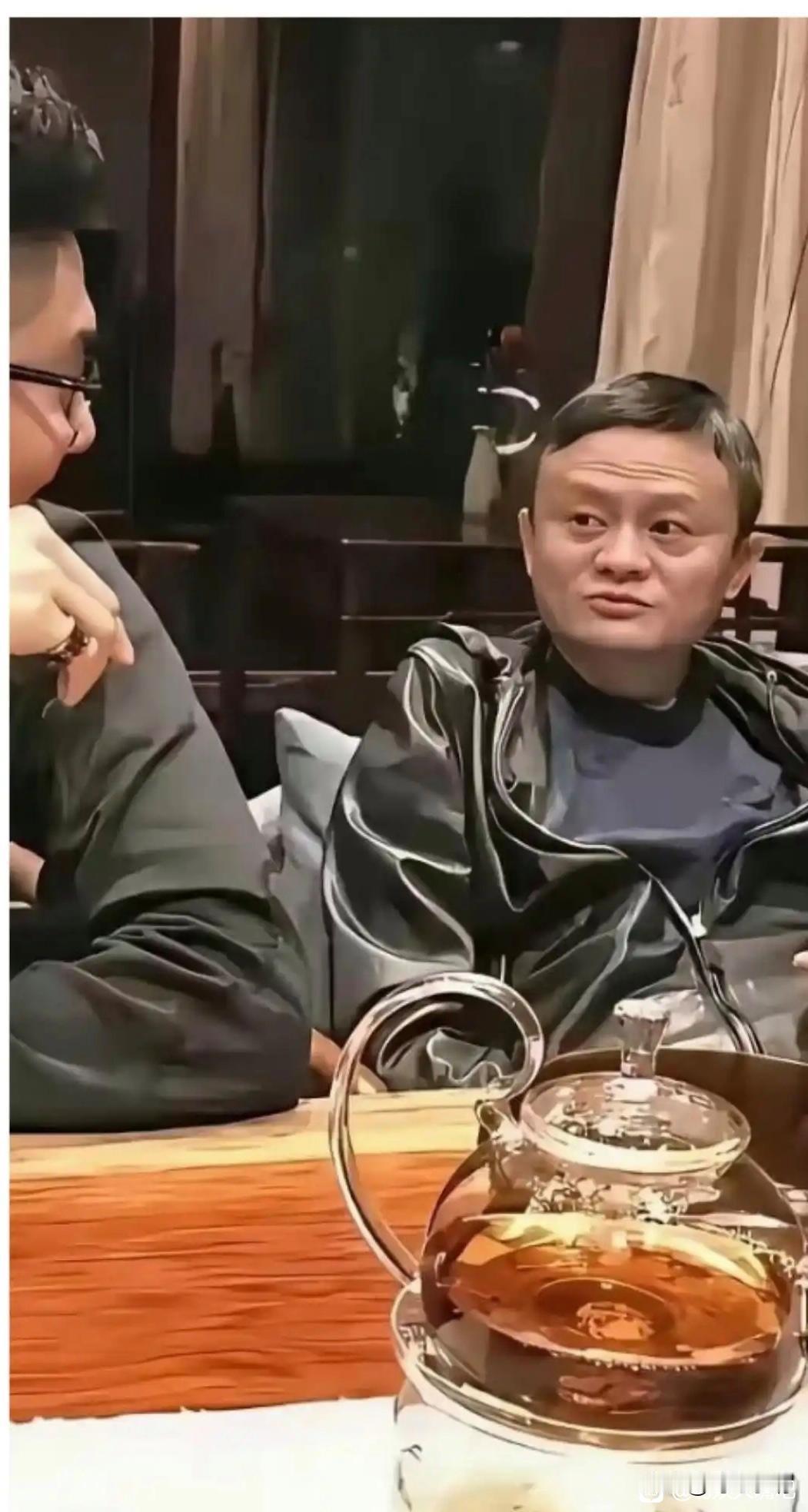 刚刷到马云吃饭的图片，一下子就被他身上那件黑色连帽外套吸引住了。我随手在网上查了