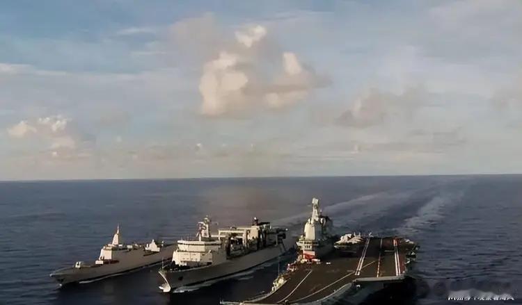 2026年5月19日，中国海军辽宁舰航母编队挺进西太平洋，在菲律宾海连续训练25