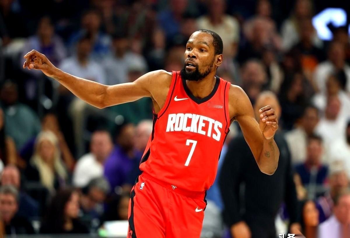 同一块场地，两个前锋，一个37岁，一个35岁。结果，37岁的杜兰特，打了快38