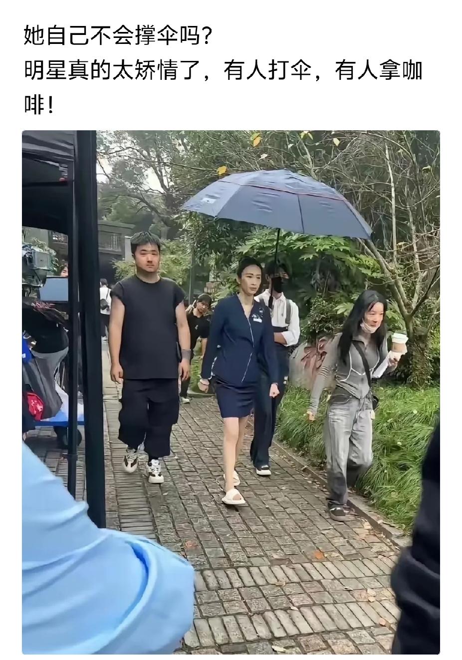 这个不用酸，她自己花钱请人，受雇人也有钱赚，外人管不着，只要不影响别人的正当权利