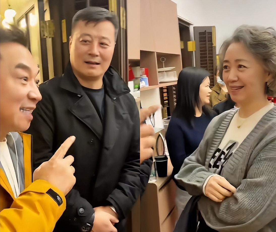 任程伟和妻子参加同学聚会！55岁黄蕾头发全白，网友：像两代人