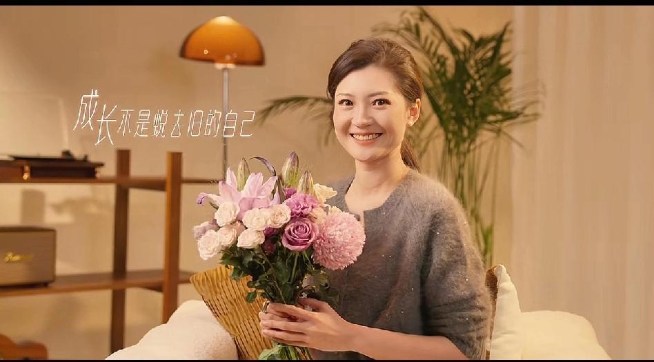 与辉同行跨年乐享会是董宇辉为粉丝们献上的年终盛宴，虽然请了很多著名的歌唱家，但是