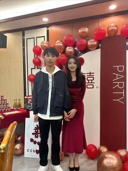 我都不知道我表哥怎么找到这么漂亮的女朋友….​​​
