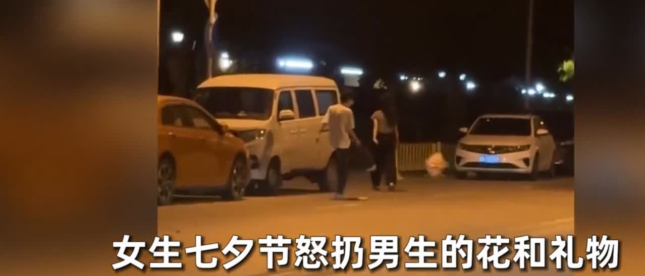 湖北，男子七夕节当天在路边看到一对情侣吵架，把花和礼物都扔到马路上，男子见状连忙