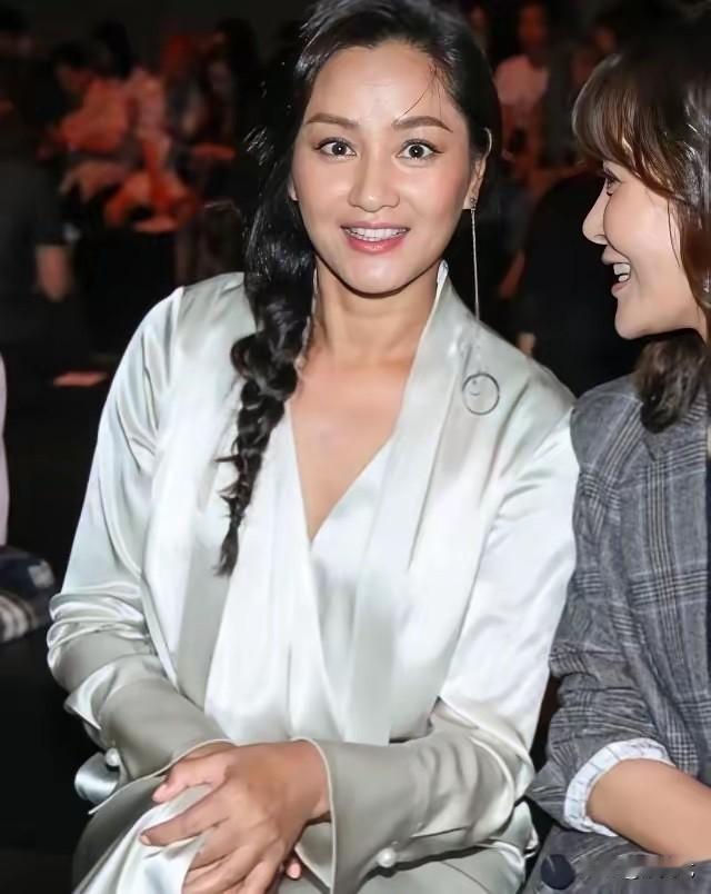 1998年，罗中旭发生车祸，差点瘫痪，女友瞿颖为他端屎端尿。在病床上，罗中旭感动